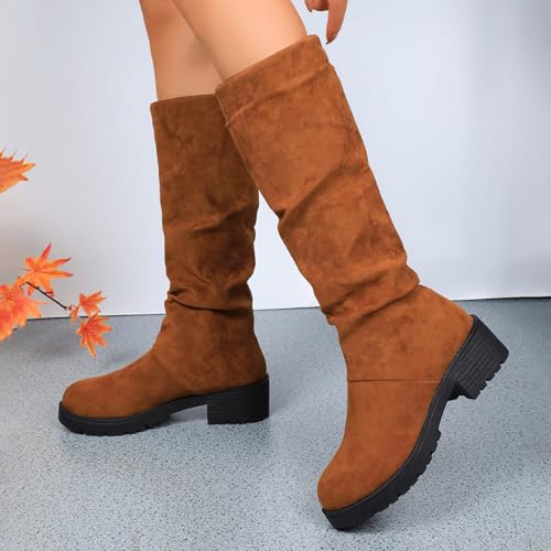 Mode d'hiver en bottes montantes décontractées et bottines chic