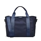 radley tasche kaufen Umweltfreundliche Eleganz: Begleite die Bewegung in Richtung Nachhaltigkeit mit der Radley London Highgate Hill Small Responsible Top Handle Bag for Women. Diese Tasche ist Teil der Responsible-Kollektion, mit klassischen Designs mit einem modernen, sportlichen Twist, gefertigt aus recyceltem Polyester für einen kleineren ökologischen Fußabdruck.
