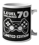 IDEA REGALO COMPLEANNO ORIGINALE E DIVERTENTE PER AMICI: Festeggia il compleanno di un amico o un'amica in modo unico con questo articolo a tema 'Colorfamily Tazza Compleanno Regalo 70 anni Level Unlocked Limited Edition Mug in ceramica' di Colorfamily. Un regalo spiritoso e di qualità, perfetto per celebrare l'amicizia e regalare un sorriso in ogni occasione speciale.