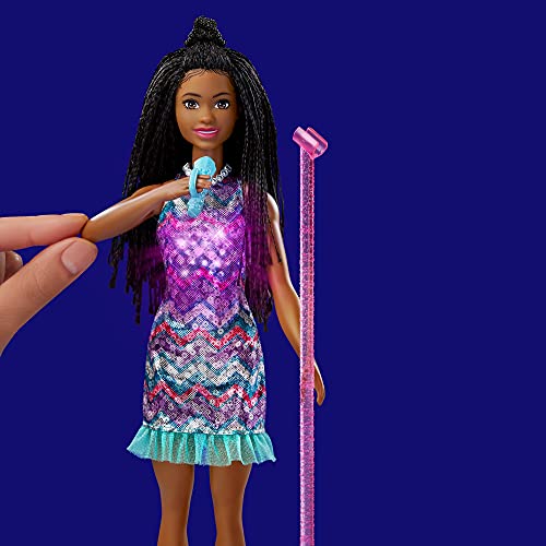 Barbie GYJ24 - "Bühne frei für große Träume" Brooklyn Barbie Puppe (ca. 30 cm groß, mit braunen Zöpfen) mit Musik, Lichtern, Mikrofon und Zubehörteilen, Geschenk für Kinder von 3 bis 7 Jahren – Bild 4