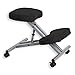 Tabouret ergonomique ROBERT siège ajustable repose genoux chaise professionnelle sur roulettes sans dossier posture droite relaxation massage, structure en métal couleur alu et assise rembourrée noir
