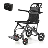 ULTRA-LÉGER ET MANIABLE (6,3 KG) : Grâce à son châssis en alliage d'aluminium de haute qualité, ce fauteuil roulant ne pèse que 6,3 kg, le rendant extrêmement facile à soulever et à manœuvrer. Idéal pour les aidants et les familles, il facilite les déplacements quotidiens, les visites médicales ou les promenades sans effort physique important.