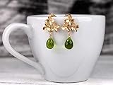 edelsteine peridot  Außergewöhnliche Edelstein Peridot-Ohrringe in grün, grün-gold, matt-vergoldete Blüten-Ohrstecker mit intensiv grünem Peridot-Tropfen, das perfekte Geschenk für Sie