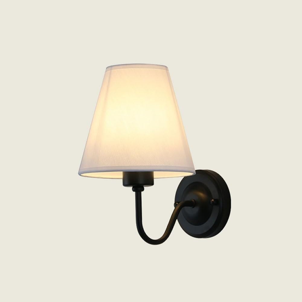Lámpara de pared con pantalla de tela blanca y aplique simple para pasillo moderno