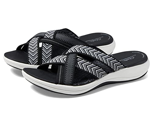 Sandales plates Clarks pour éviter les douleurs aux pieds pendant l'été