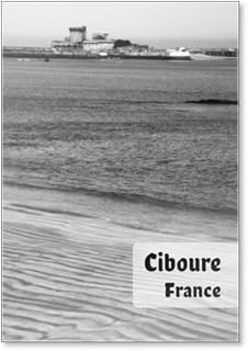 Vue de la plage et du fort de Socoa dans la ville portuaire de Ciboure, Nouvelle-aquitaine, France, Pays Basque fran&ccedil;ais, nature, beaut&eacute; et voyage, photo historique noire, aimant de r&eacute;frig&eacute;rateur