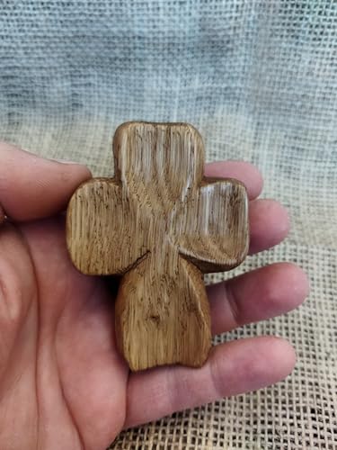 Croix en chêne artisanale, une sculpture sur bois unique chargée d'histoire et de foi