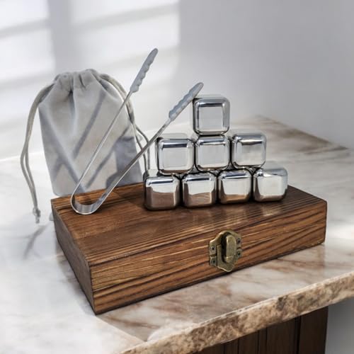 com-four® Whisky Edelstahl Steine Geschenk-Set - 8X Eiswürfel (2,7 cm) mit Edelstahl-Zange und Beutel - Wiederverwendbare Eiswürfel für Whiskey, Gin, Tonic und Cognac (08 Stück mit Geschenkbox)