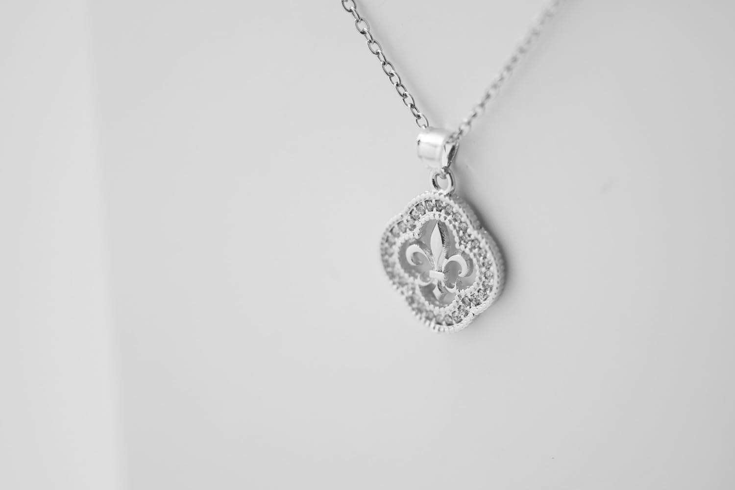 Colgante de Plata 925 y Circonitas Blancas - Flor de Lis (12 MM o 15 MM)