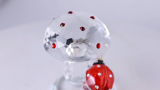 H&D HYALINE & DORA Coccinelle en cristal sur champignon Statues de figurine Décoration de table à la maison Ornement à collectionner