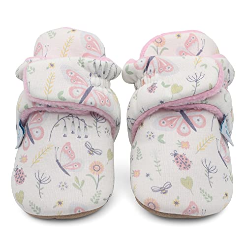 Dotty Fish Botas de Bebé de Algodón Orgánico con Forro de Lana. Pantuflas Ajustables. Suela Suave Antideslizante. Patucos Zapatos. Rosa suave con mariposas. 0-6 meses