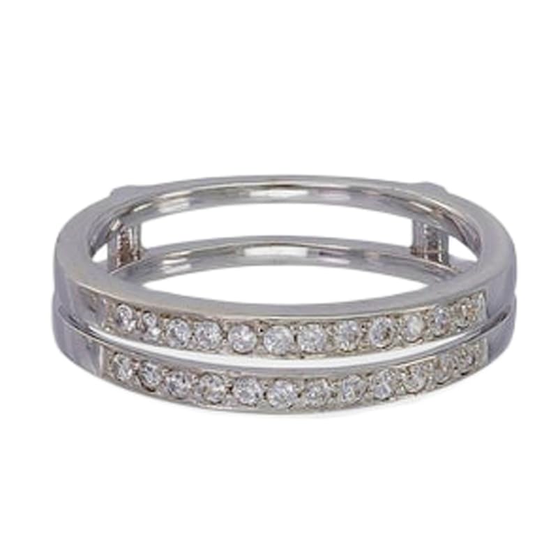 Demi-alliance en argent 925, le bijou idéal pour illuminer vos tenues de soirée