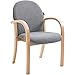 Büromöbel Online | Stoff-Stuhl mit Armlehnen, Holzrahmen, ergonomsicher geschlossener Rücken & bequemen Polster in hellgrau| Stapelbar | Sitzhöhe: 47cm | Lincoln