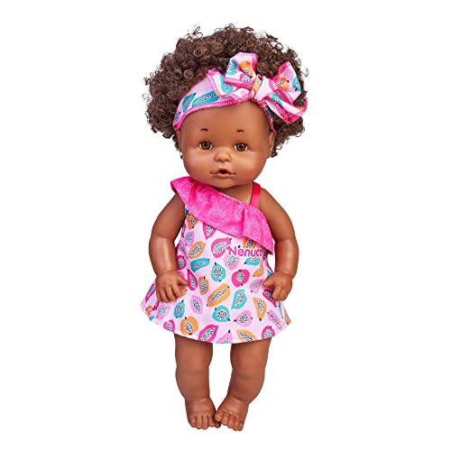Nenuco - Mundo, Africana, muñecos de Diferentes etnias, colección Exclusiva de muñecas con Conjuntos primaverales de Diferentes países de Color Rosa, 3 Modelos, Famosa (700017432)