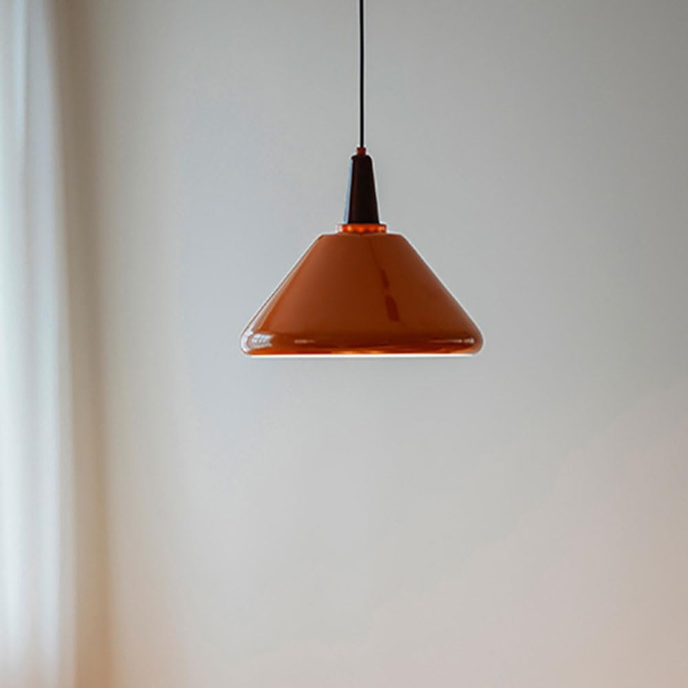 Lampe suspendue orange simple moderne pour rajeunir un salon sombre