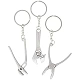 LIEFERUMFANG: 3x Schlüsselanhänger (1x pro Motiv) // Motive: Flachzange, Rohrschlüssel, Rollengabelschlüssel // Abmessungen Flachzange: ca. 6,5 x 2 cm // Abmessungen Rohrzange: ca. 6,7 x 2 cm // Abmessungen der Rollengabelschlüssel: ca. 6,5 x 2 cm // Material: Metall // Farbe: silberfarben