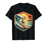 onda board vs longboard Cavalca le onde con stile in un design che combina uno scheletro surfer, un tramonto retrò e una tavola da surf epica. L'atmosfera vintage cattura l'essenza della cultura del surf rilassata, rendendolo un must per gli amanti dell'oceano e per coloro che amano il brivido del surf.