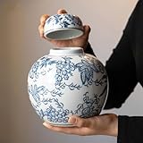 Jarre en Porcelaine Faite Main : Le design de cette exquisite jarre en gingembre avec couvercle est inspiré de l'ancienne tradition chinoise de bleu et blanc et est fabriqué en porcelaine de haute qualité, peinte à la main par des artisans expérimentés. Pleine de simplicité élégante, au goût rétro et rustique.