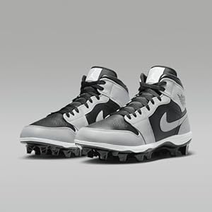 NIKE Chuteira de Futebol Masculina Jordan 1 Mid TD, Preto/Cinza