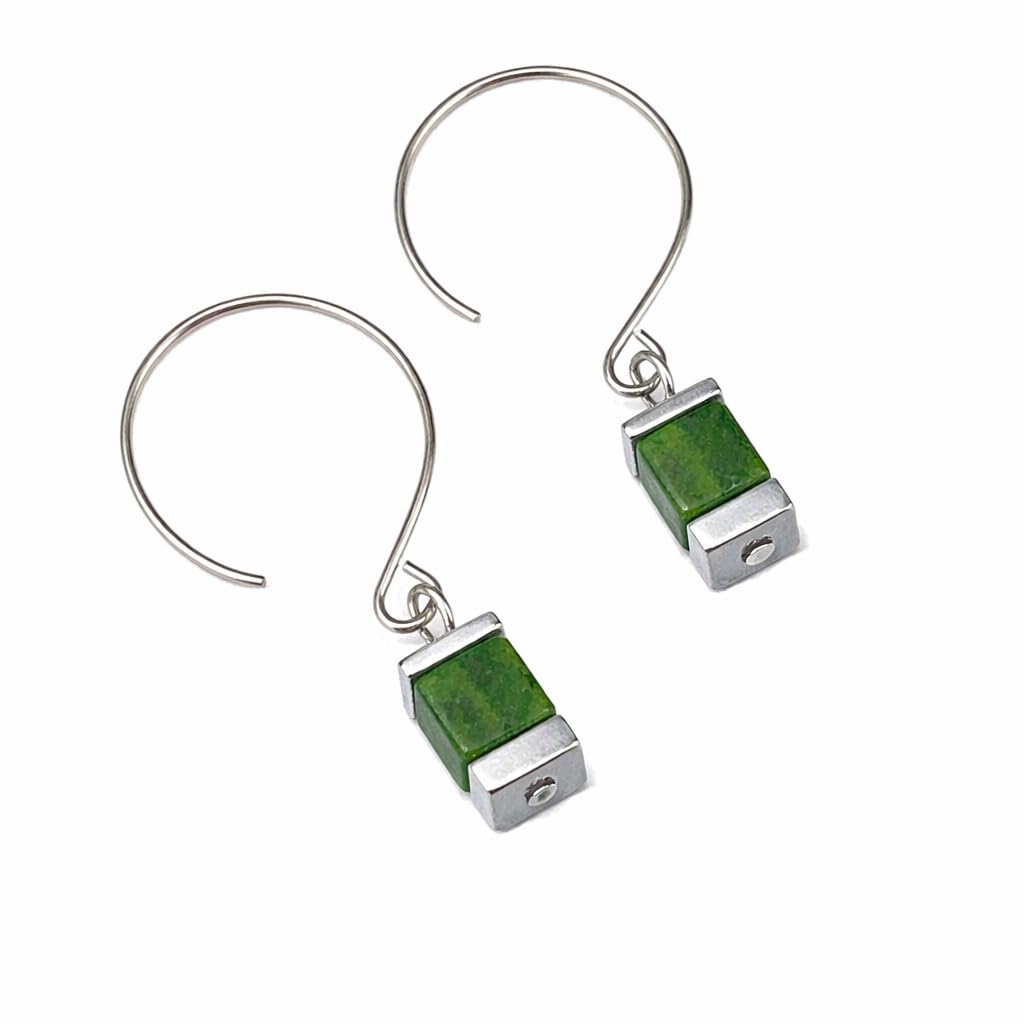 Handgemachte Hals Kette mit Polaris Würfel und Hämatit Edelstein sowie einem Edelstahlverschluss mit Verlängerung