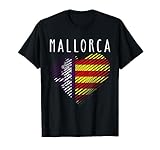 Diseño con la bandera de las Islas Baleares sobre corazón que comunica orgullo mallorquín y amor por las Islas Baleares.