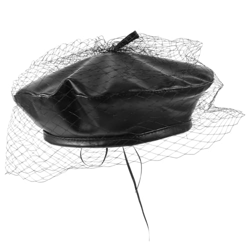 Béret d'artiste avec voile noir pour une allure parisienne en terrasse