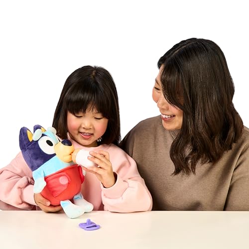 Miniatura 2 de Bluey Cuddle And Care Baby, Nutre, Alimenta Y Calma Al Bebé, Juguete Electrónico De Peluche De 28 Cm Con 10 Sonidos Diferentes, Con 2 Accesorios Y Pañal Extraíble