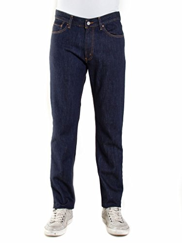 Carrera è un marchio veronese con oltre 50 anni di esperienza, che si distingue per l'utilizzo di tecnologie all'avanguardia e per lo sviluppo costante di materiali innovativi. I suoi jeans, giubbotti e T-shirt si caratterizzano per modernità, qualità e confortevolezza.