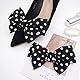 Tsangbaby Satin-Schleifen-Schuhclips mit Punkten, einfarbig, abnehmbare Schuhclips, elegante Hochzeit, Party, Schuhschnalle, Tasche, Kleidung, Haarschmuck für Damen und Mädchen, 2 Stück weiß