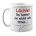 Produktbild geschenke-fabrik - Tasse Lächle Du kannst sie nicht alle töten - mit Spruch - lustig - Büro/Arbeit - witziges Geschenk für Arbeitskollegen - zum Geburtstag - zu Weihnachten