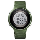 Reloj digital: diseño de esfera deportivo de moda, perspectiva de estilo militar. Esfera grande y números con luz, muestra la hora clara en la oscuridad.