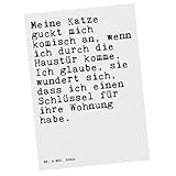 100% LIEBEVOLL - Die Mr und Mrs Panda Postkarten haben das Standard Postkarten Maß und sind auf der Rückseite blanko, damit du viel freien Platz für deine kreativen Texte und Zeichnungen hast. Alle Karten werden mit sehr hochwertigen Tinten gedruckt und sind 40 Jahre UV-Lichtbeständig. Sie sind perfekt geeignet zum Geburtstag, zur Hochzeit, zur Taufe oder auch zu jedem anderen Anlass. Und können deine Wände ein wenig bunter und lebensfroher