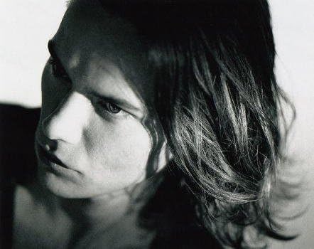 Amazon ブロマイド写真 リバー フェニックス 憂いのある長髪アップ 白黒 ノーブランド品 アイドル 芸能人グッズ 通販