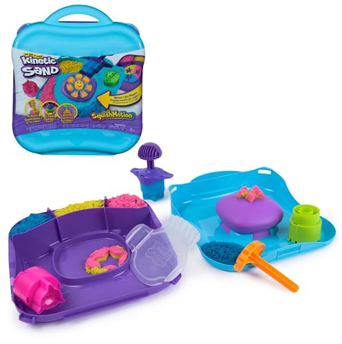 Kinetic Sand, Set Di Gioco Squish Motion, Sabbia Colorata Rosa, Gialla, Blu, Sabbia Cinetica 453G, 5 Accessori, Comoda Valigetta. Giocattoli Per Bambi