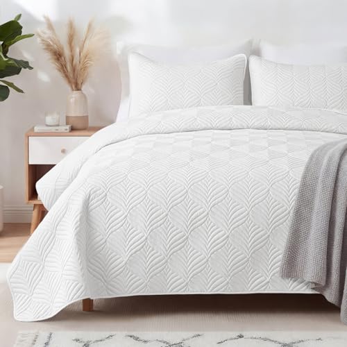 Whale Flotilla Extra Soft Full Queen Quilt Bedding Set, Lightweight