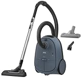 AEG CLEAN 6000 AB61C2DB Staubsauger mit Beutel / hohe Saugleistung / inkl. Polsterdüse / 50 % Recyclingkunststoff / ideal für Haustierbesitzer / Reinigen von Polstern / 12 m Kabel / 850 W / Blau