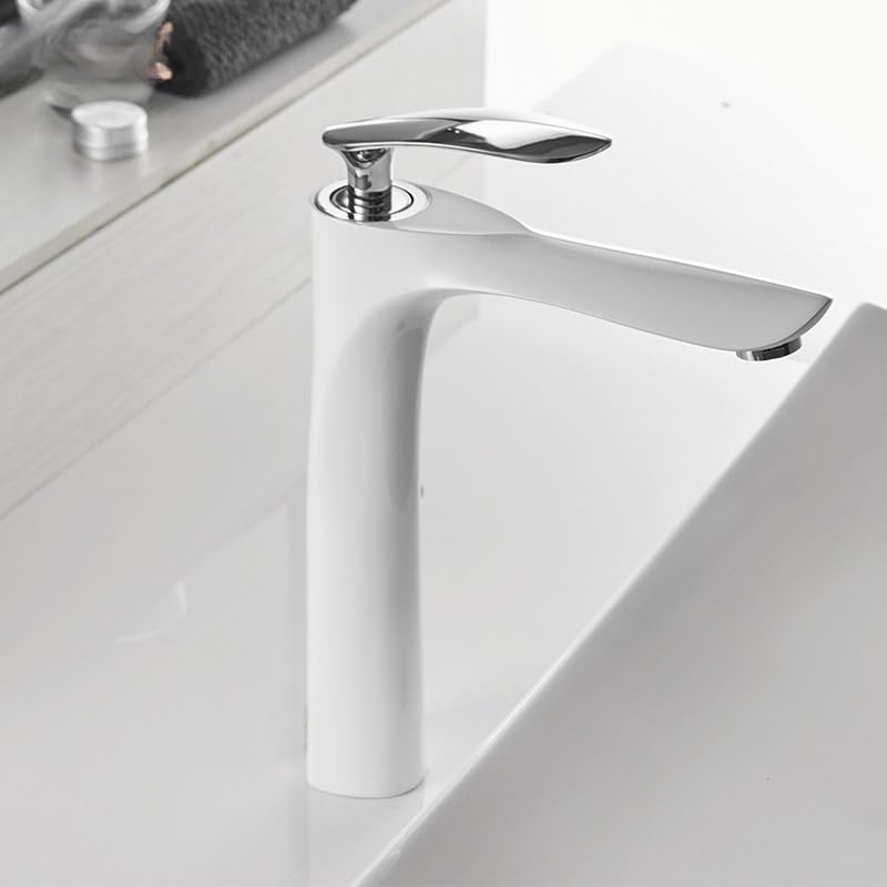Grifos de lavabo modernos en color negro mate para sustituir griferías antiguas de baño