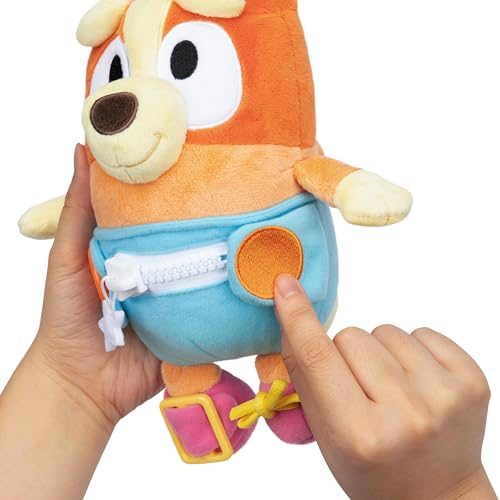 Miniatura 7 de Bluey Bingo Bebé para Vestir y Jugar: Practica Las Habilidades motoras Finas vistiendo a Bingo Bebé, un Peluche Supersuave de 25,4 cm con Botones, Cremallera, Hebilla y Cordones