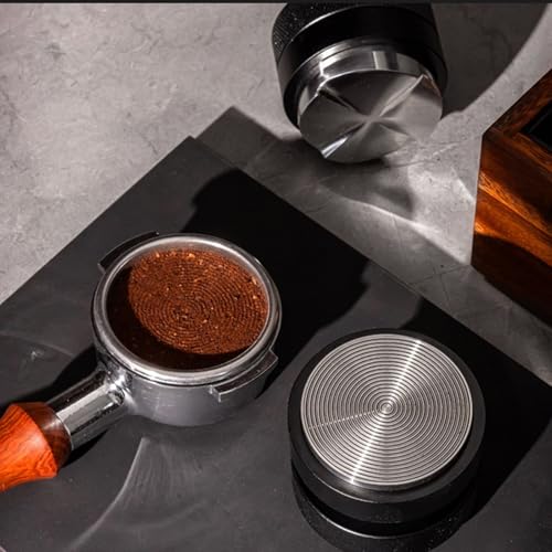 Tamper à expresso pour une distribution uniforme lors du café du matin