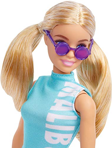 Barbie Fashionista Muñeca rubia con top Malibu, leggings con dos estampados y accesorios de moda (Mattel GRB50)
