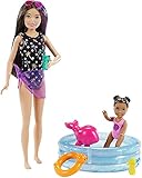 Die Skipper Babysitter-Puppe trägt einen Badeanzug mit modischem Palmenaufdruck, ein um die Hüfte geknotetes Tuch und eine Sonnenbrille.