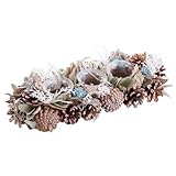 centro de mesa natal passo a passo TOQUE ROMÁNTICO Y ACOGEDOR. Centro de mesa de 3 portavelas de cristal con diseño de piñas, flores y hojas en tonos blanco y azul, ideal para crear un ambiente sereno y elegante.