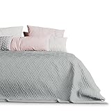 Nuestros edredones no son solo un complemento perfecto para cualquier decoración, sino también un elegante lazo que hace que cada colcha sea un regalo ideal.
