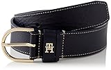 IKONISCH & ZEITLOS: Das schlichte Design des Tommy Hilfiger Gürtels macht ihn zum perfekten Detail eines modernen Looks. Er lässt sich einfach kombinieren und kann zur Jeanshose oder zum Anzug getragen werden.