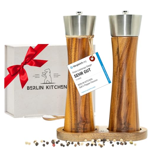 BERLIN KITCHEN® Salt'n Pepper Passion Salz- und Pfeffermühle Set | Edle Akazie & Edelstahl | GRATIS Dosierlöffel | Langlebiges Keramikmahlwerk | Stilvolles Geschenk | Stufenlos einstellbarer Mahlgrad