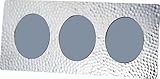 [Cadeau Idéal] – Ce cadre photo triple en étain moulé, avec des images à motif martelé en relief de 3 x 2 pouces, est un cadeau idéal pour toute célébration - qu'il s'agisse d'un cadeau d'anniversaire, d'un cadeau de célébration ou même simplement pour vous faire plaisir, l'article en étain est parfait! Livré dans un coffret cadeau avec couvercle et base.