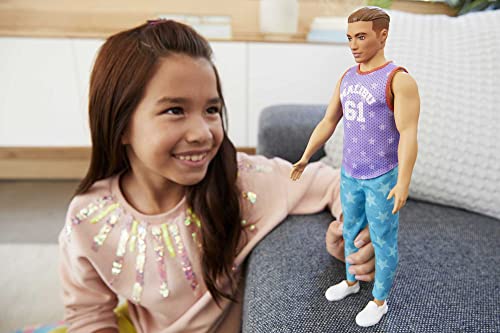 Muñeco Barbie Ken Fashionistas con ropa morada y joggers azules miniatura 2