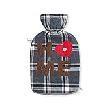 NEU: Wir haben das Gewinde der Wärmflasche erneuert und einen neuen türkisfarbenen Verschluss hergestellt. Damit lässt sich die Wärmflasche noch einfacher öffnen und sicher verschließen.