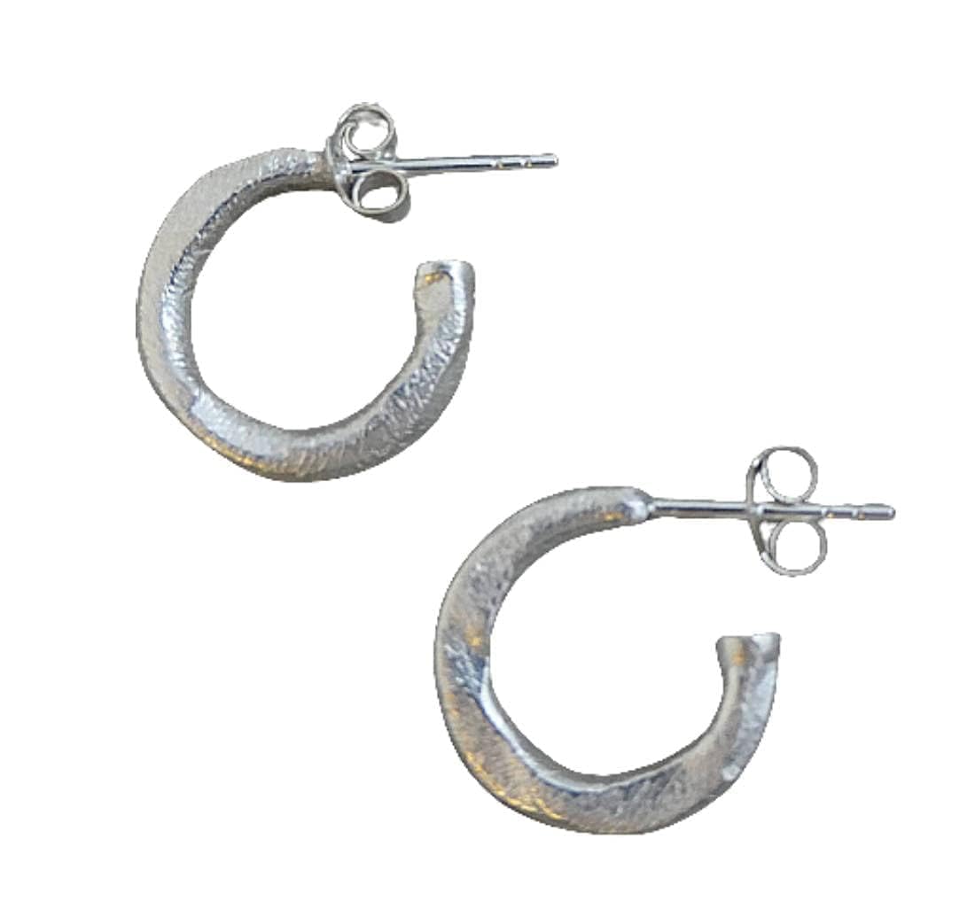 Pendientes de aro mini martillados de plata de ley de 15 mm
