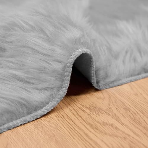 Grand tapis de salon poils longs en polyester doux imitation fourrure grise